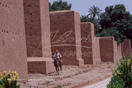 Image du Maroc Professionnelle de  Les remparts de Marrakech sont construits entièrement en pisé selon une technique séculaire par l'Almoravide Ali Ben Youssef au début de XIIème siècle pour se protéger des attaques extérieures. cette muraille s' étend sur dix-neuf kilomètres et atteint par endroit près de huit mètres de hauteur, le Vendredi 23 Avril 1999. ((Photo / Abdeljalil Bounhar) 